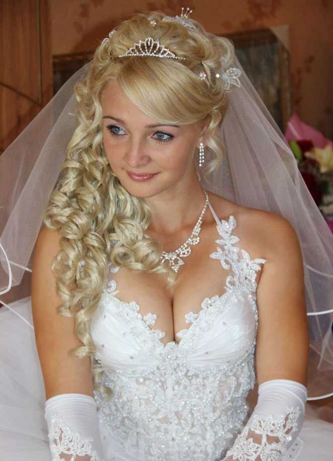 Свадебные прически с фатой на средние волосы (80 фото): идеи без челки и с диадемой для невесты на свадьбу, пучок с короной на длину волос до плеч