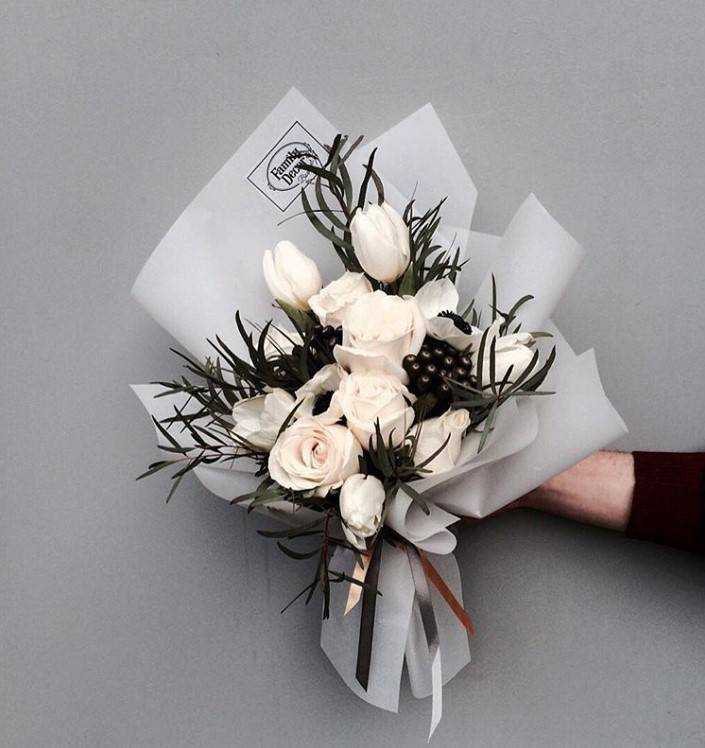 Букет на свадьбу в подарок молодоженам от гостей: какие цветы лучше