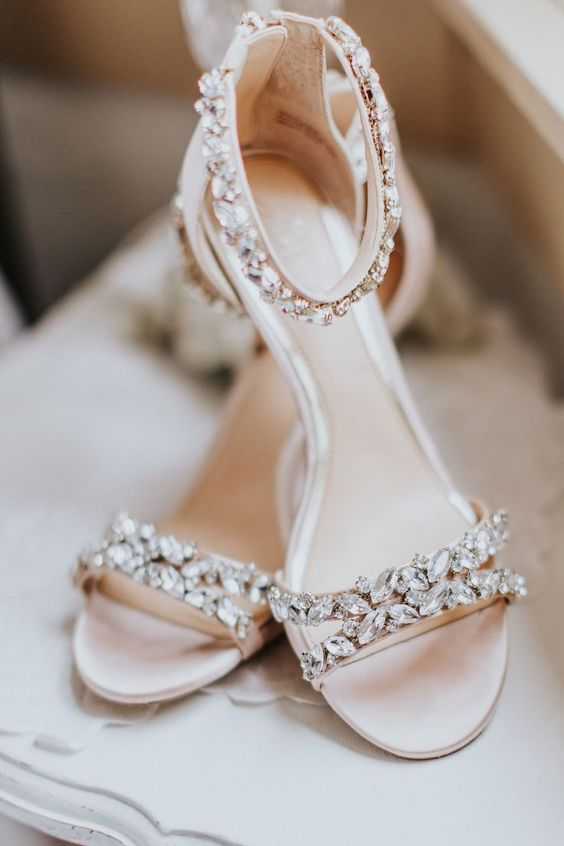 Свадебные босоножки: плюсы и минусы, фасоны и особенности, как выбрать такую обувь на свадьбу (советы и рекомендации, на что обратить внимание), фото