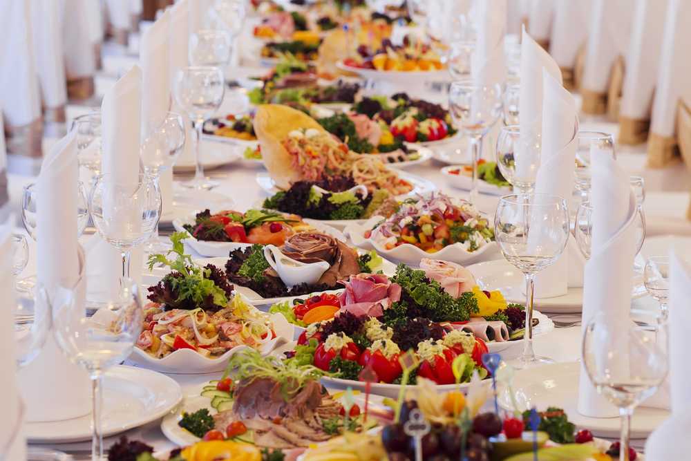 Свадебный стол меню  летнее накрываем на природе какие блюда приготовить в домашних условиях рецепты