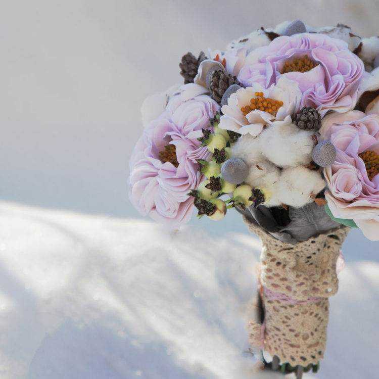 Свадебный букет невесты из ромашек — фото простых и красивых букетов из ромашек и васильков на свадьбе