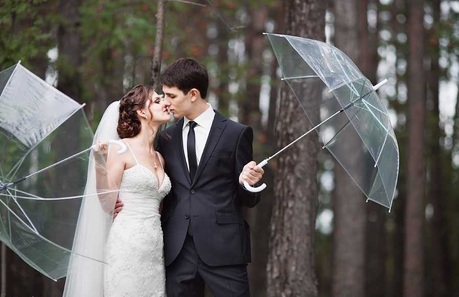 Дождь на свадьбу: советы, приметы и идеи для фото