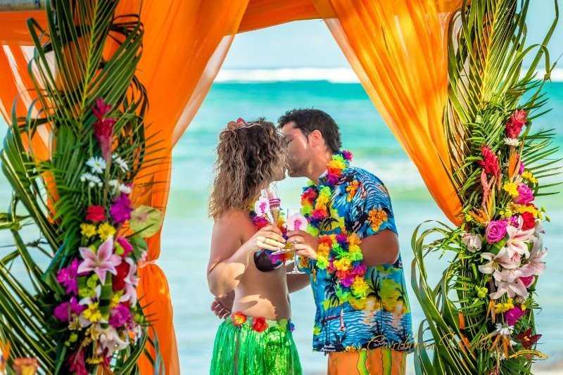 Свадьба на пляже в тренде [2021-2022] – фото, выбор платья? & образа жениха, идеи проведения за границей