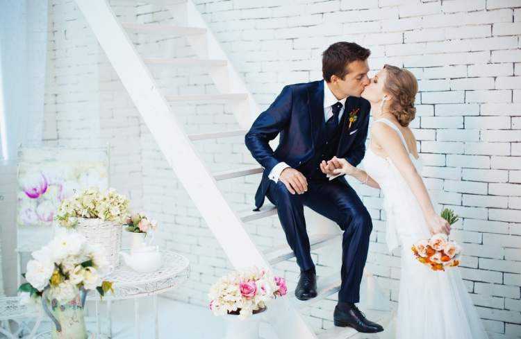 Свадебные фотографии жениха и невесты - важная составляющая дня бракосочетания Узнайте какие места подходят для фотосъемки и какие позы популярны среди молодоженов Подборка красивых свадебных фото поможет вам определиться