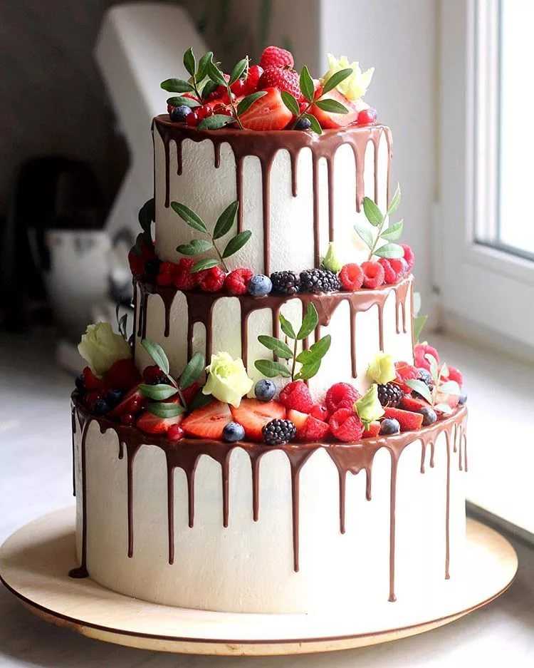Свадебный торт с ягодами: вариации оформления десерта и красивые примеры