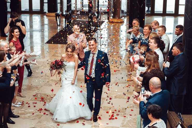 Свадьба в цвете марсала? в тренде [2021] – оформление зала на фото, образы невесты & жениха, пригласительные, торт
