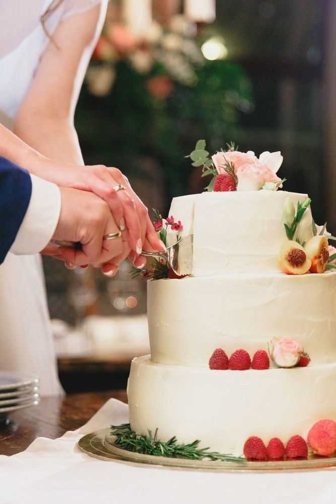 Свадебный торт сиреневый? в вариантах [2021] – фото с фруктами & белой мастикой