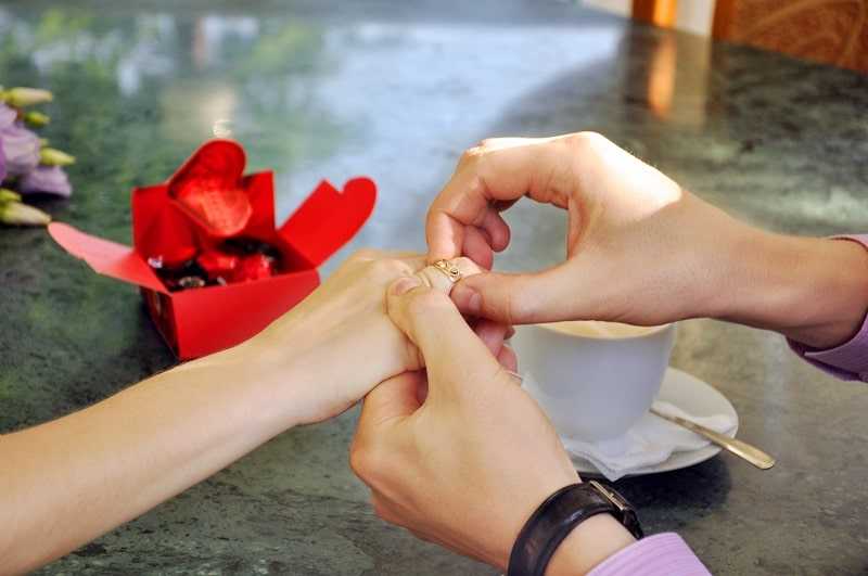 Топ-10 «свежих» идей, как сделать предложение девушке: она точно согласится выйти замуж!