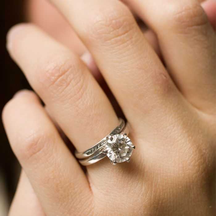 Всё, что вы хотели узнать о том, на каком пальце и руке носят кольцо помолвки до свадьбы и после