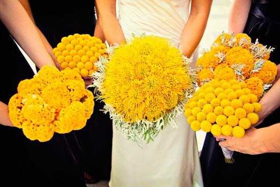 Букет на свадьбу в подарок молодожёнам: правила выбора букета, какие цветы выбрать и как дарить