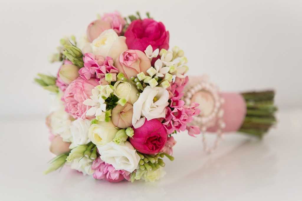 Букет невесты из пионов: с гортензией и пионовидными розами, с ранинкулюсами и орхидеями + фото