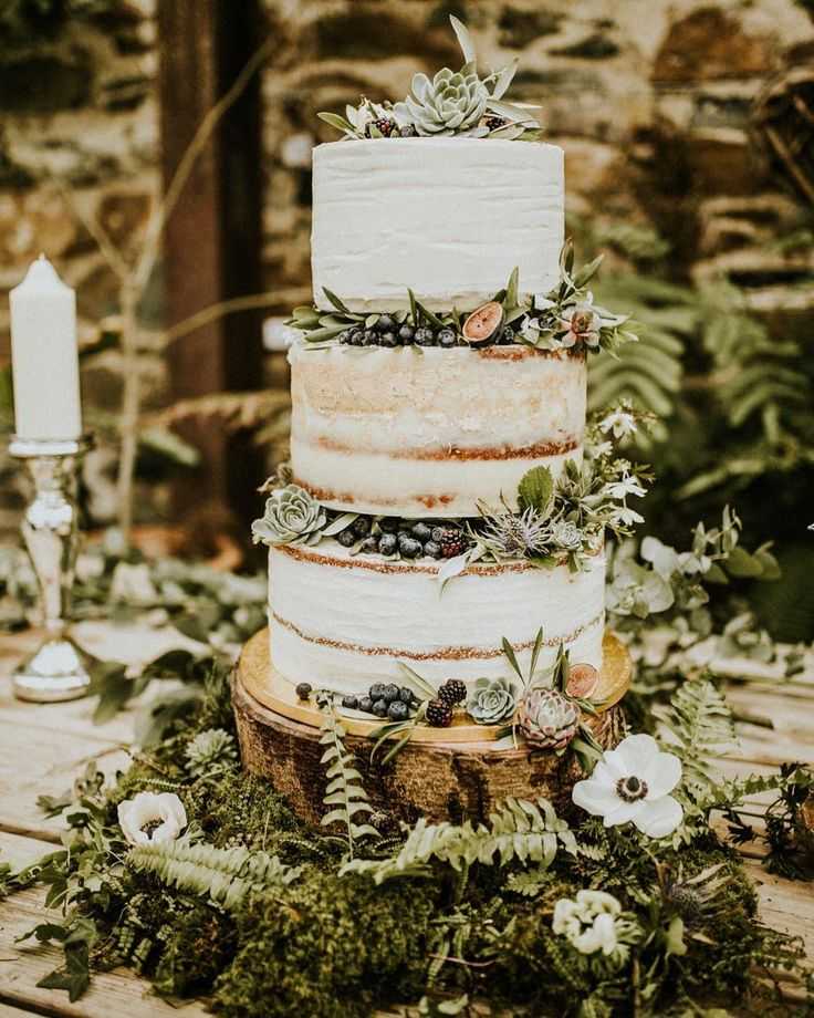 Торт с открытыми коржами и ягодами. свадебный торт с открытыми коржами