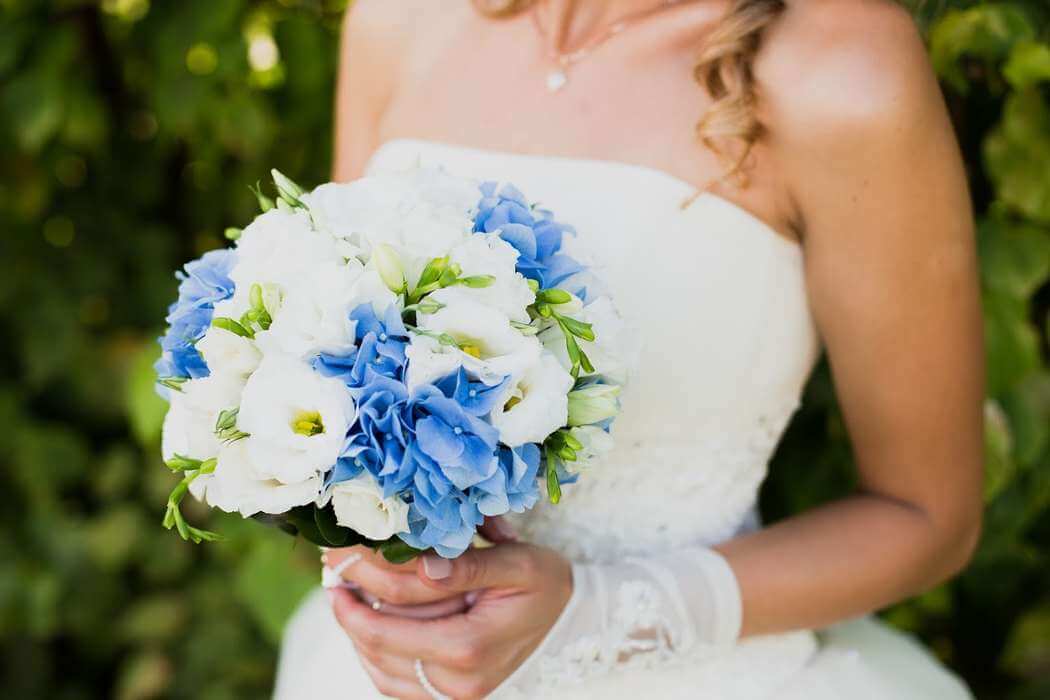 Фиолетовый букет невесты (67 фото): свадебный букет в бело-сине-фиолетовых тонах, с сиреневыми и нежно-желтыми цветами на свадьбу