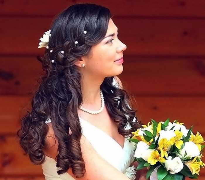 Собранные прически на свадьбу (53 фото): свадебные образы с фатой и диадемой, варианты высоко полусобранных сзади волос