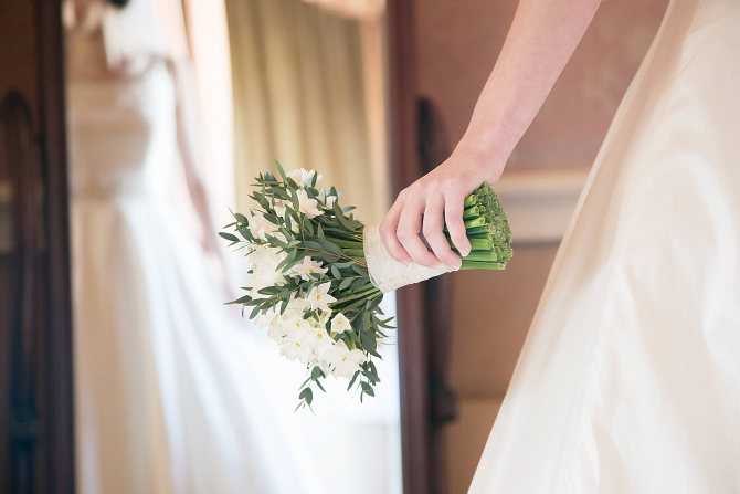 Что делать со свадебным букетом, куда девать, нужно сохранить или выбрасывать