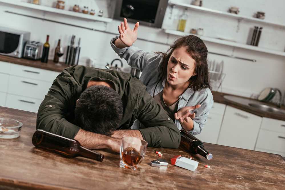 Как жить с алкоголиком: советы психолога, способы самозащиты