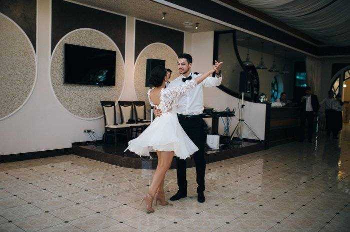 Изучаем свадебный танец танго-вальс самостоятельно: видео-уроки