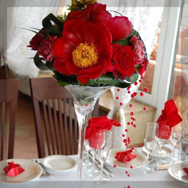 Красно-белый свадебный торт из мастики с розами