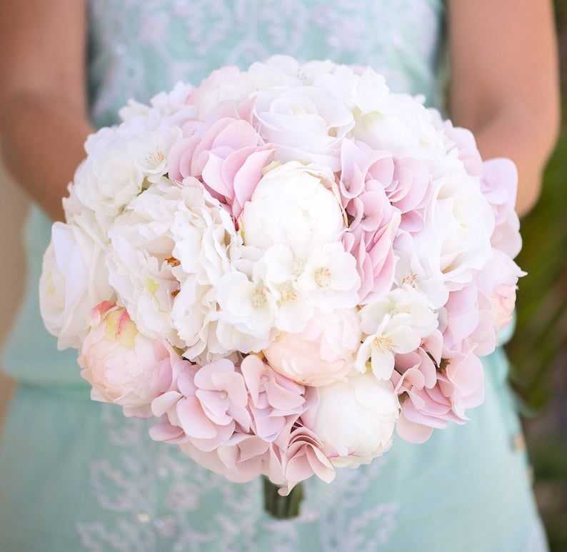 Свадебный букет из гортензии? в вариантах [2021] – синей, белой & фиолетовой с пионами и розами, а также фото