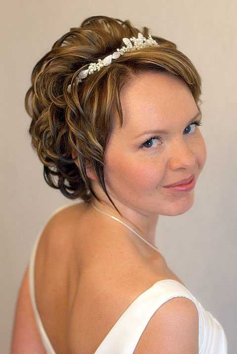 Свадебные прически на короткие волосы: с фатой и без, с челкой, с диадемой (фото)
