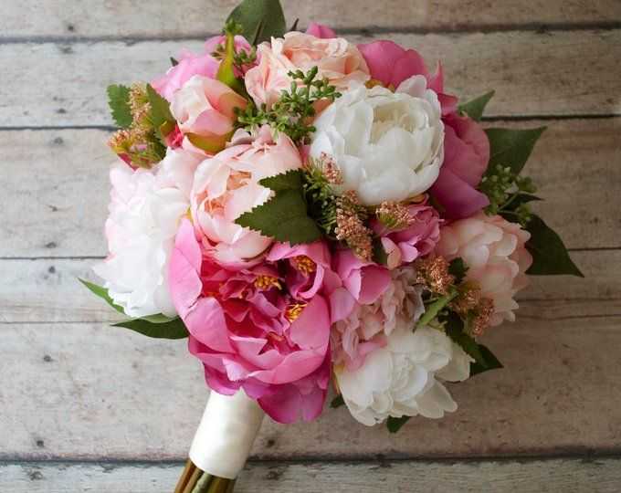 Летний букет невесты 2021 – простые полевые против пионов с хлопком и роз с ягодами на свадьбу + фото