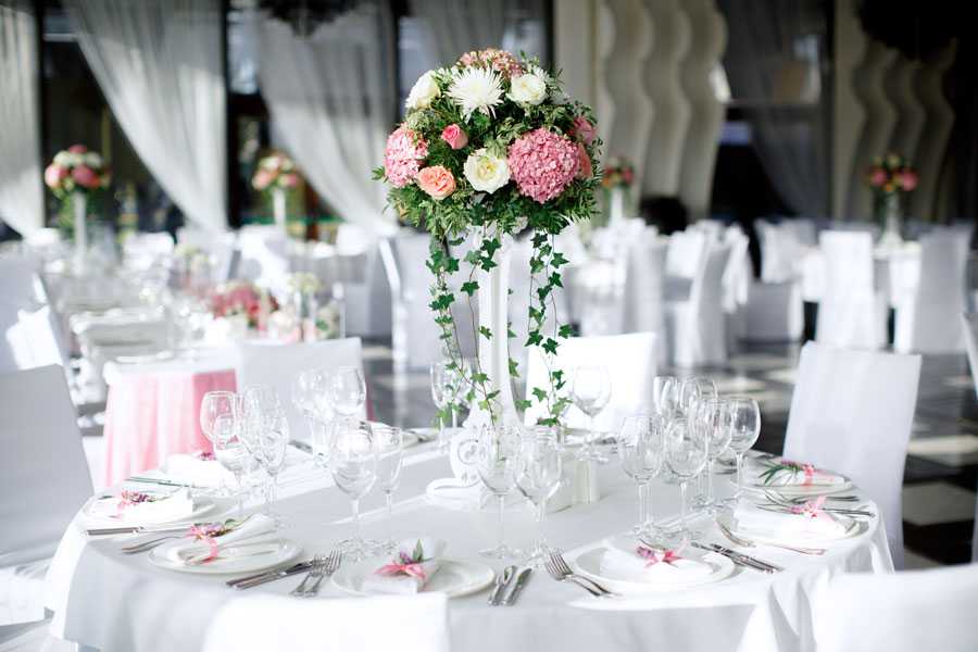 Стильная свадьба в белом цвете: идеи нарядов, декор, аксессуары