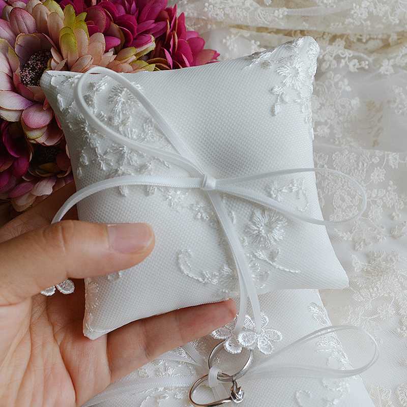 Подушки для колец на свадьбу: идеи дизайна и тонкости изготовления