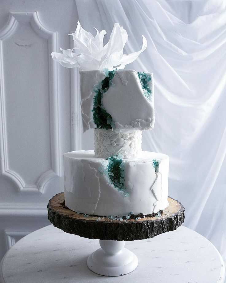 Трехъярусный свадебный торт – варианты [2021], фото кремового? & мастичного на подставке