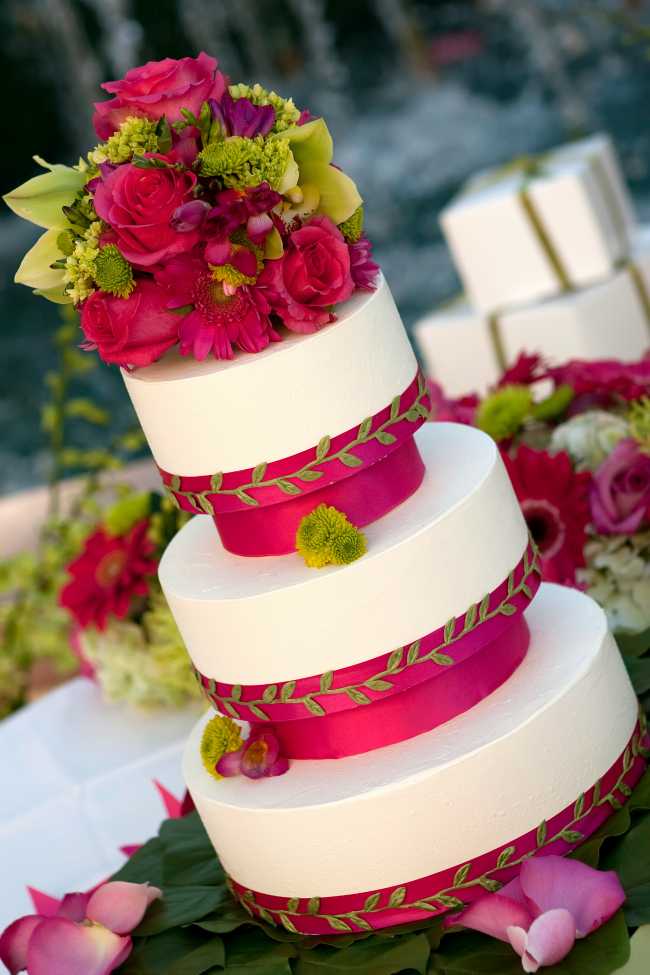 Свадебный торт в фиолетовых оттенках: необычные решения и советы по выбору