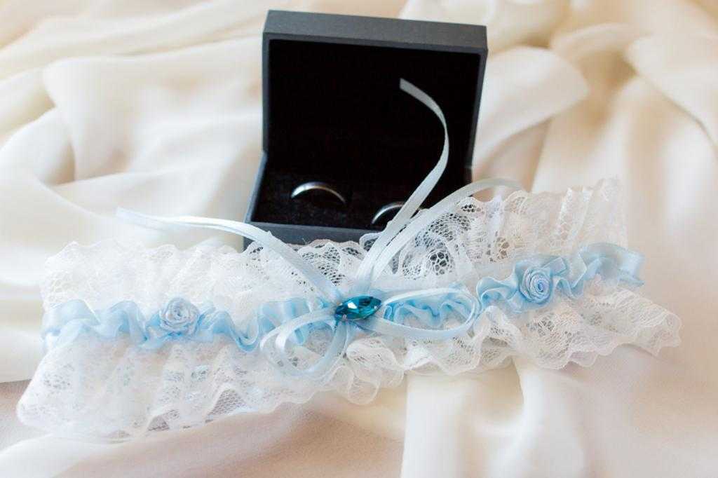 Подвязка невесты (32 фото): на какую ногу надевают подвязку на свадьбе? для чего нужен такой аксессуар?