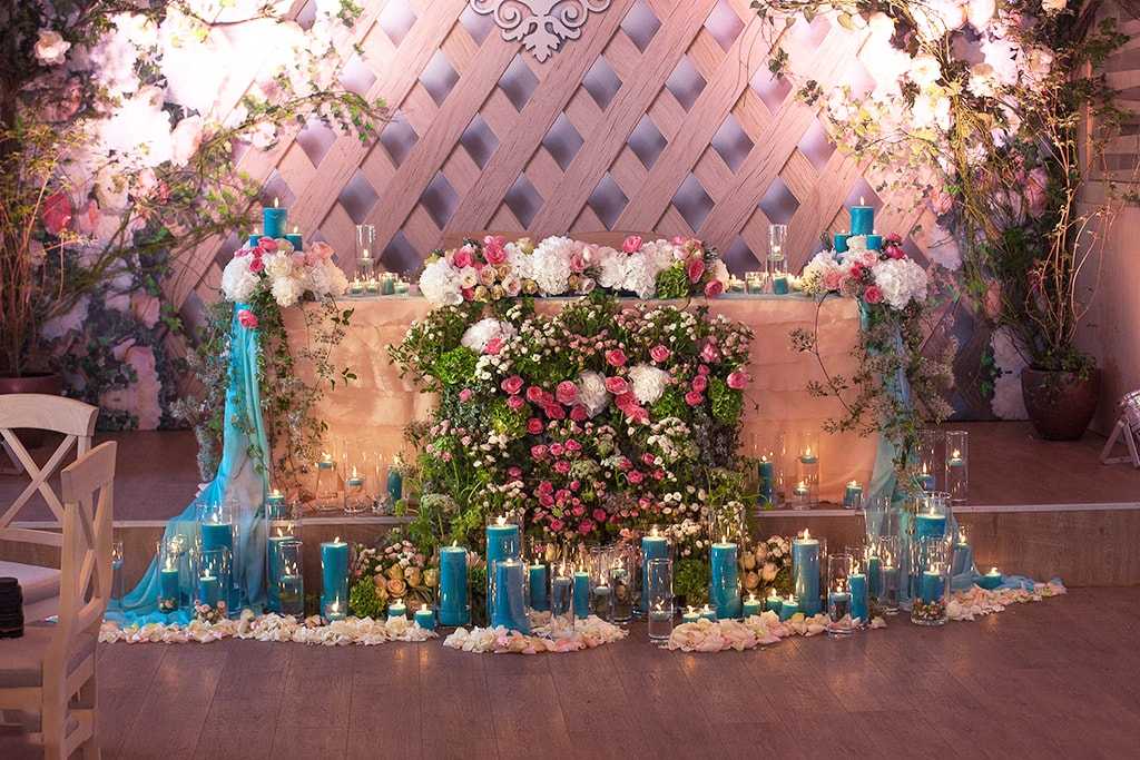 Оформление свадебного стола (74 фото): сервировка стола для жениха и невесты, идеи оформления блюд для молодоженов, как правильно рассадить гостей на свадьбе