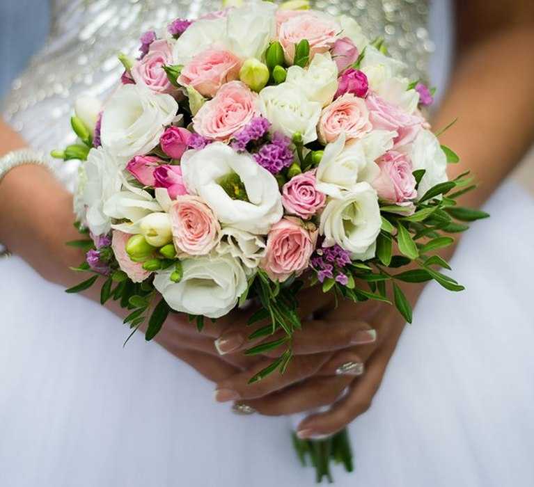 ᐉ букет из кустовых роз на свадьбу - красный, белый, с альстромерий - svadebniy-mir.su