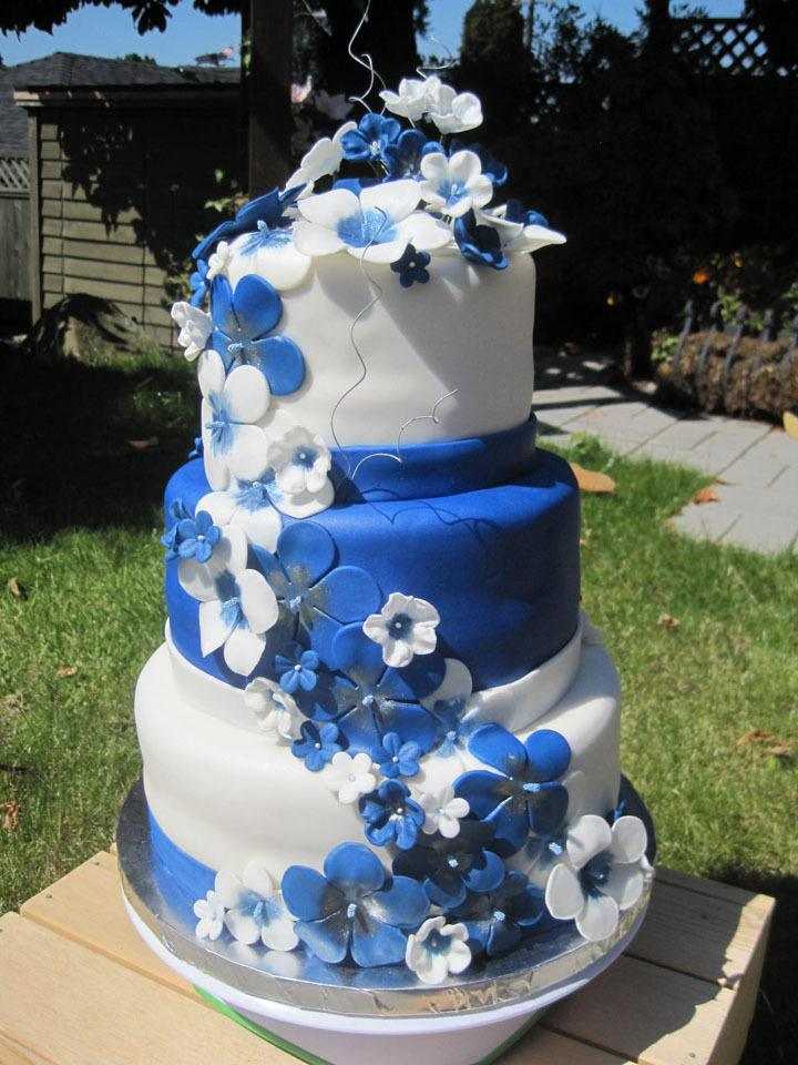 Свадебный торт в синем цвете (34 фото): кондитерское изделие на свадьбу с розами в синих тонах