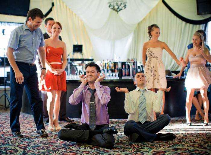 Конкурсы на свадьбу без тамады: прикольные развлечения для гостей за столом