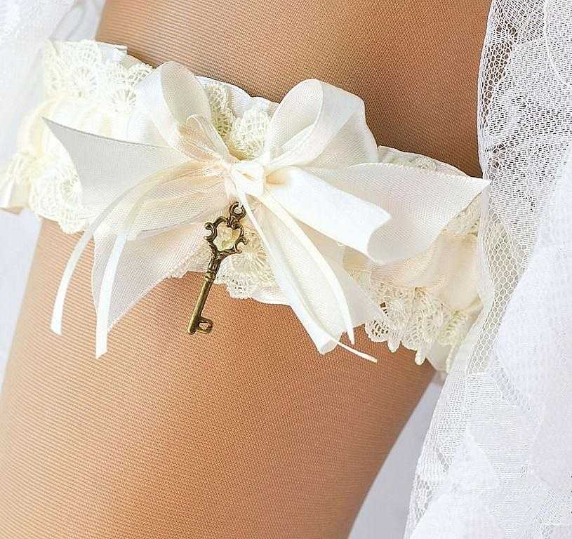 Подвязка невесты (32 фото): на какую ногу надевают подвязку на свадьбе? для чего нужен такой аксессуар?
