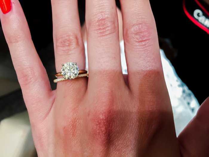 На какой руке носят обручальное кольцо и помолвочное кольцо