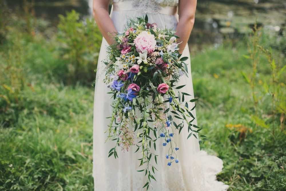 Букет невесты из полевых цветов - фото
