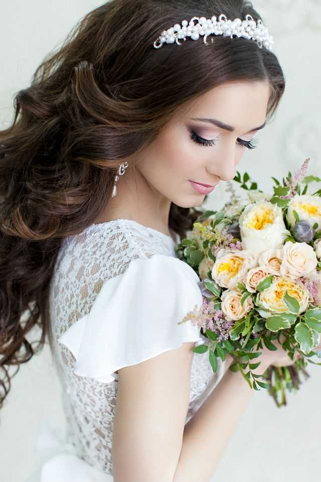 Свадебные прически - на длинные, короткие и средние волосы. 120 фото самых красивых свадебных причёсок