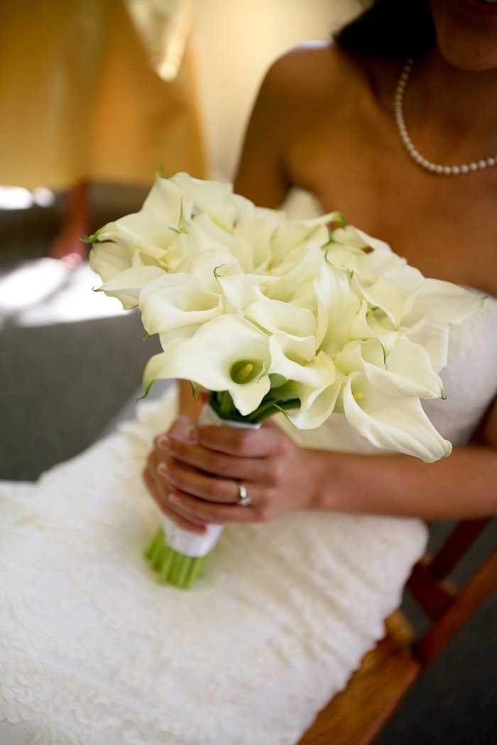 Фото, как может выглядеть букет невесты из калл – от белых до темно-вишневых