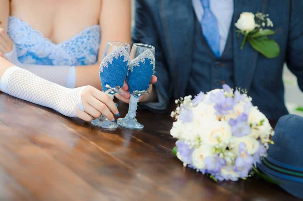 Свадебный костюм для жениха (89 фото) 2021: синий и  темно-синий костюм на свадьбу для жениха, белый, коричневый и серый