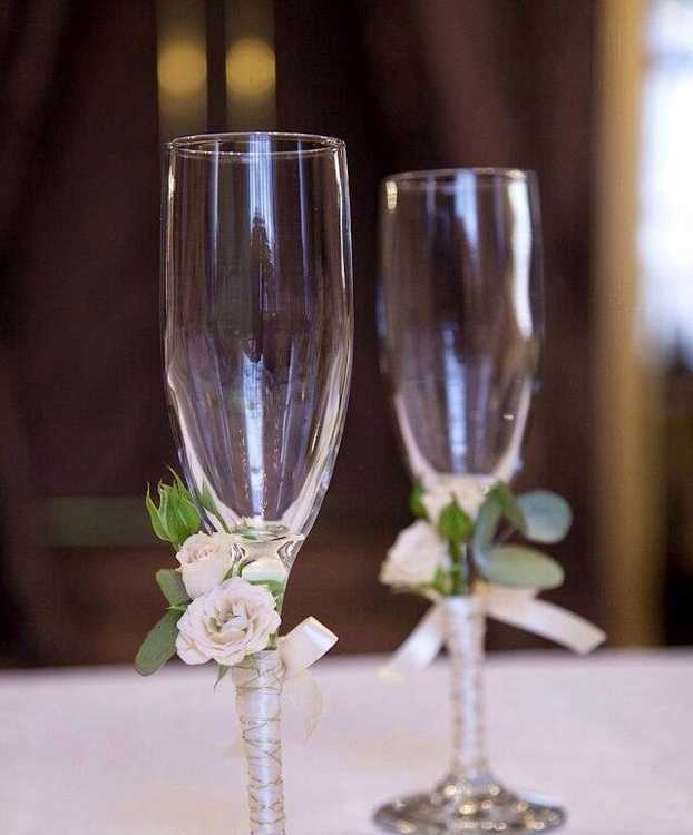Этот подробный мастер-класс с пошаговыми фото и описанием расскажет как украсить свадебные бокалы своими руками розами из полимерной глины.