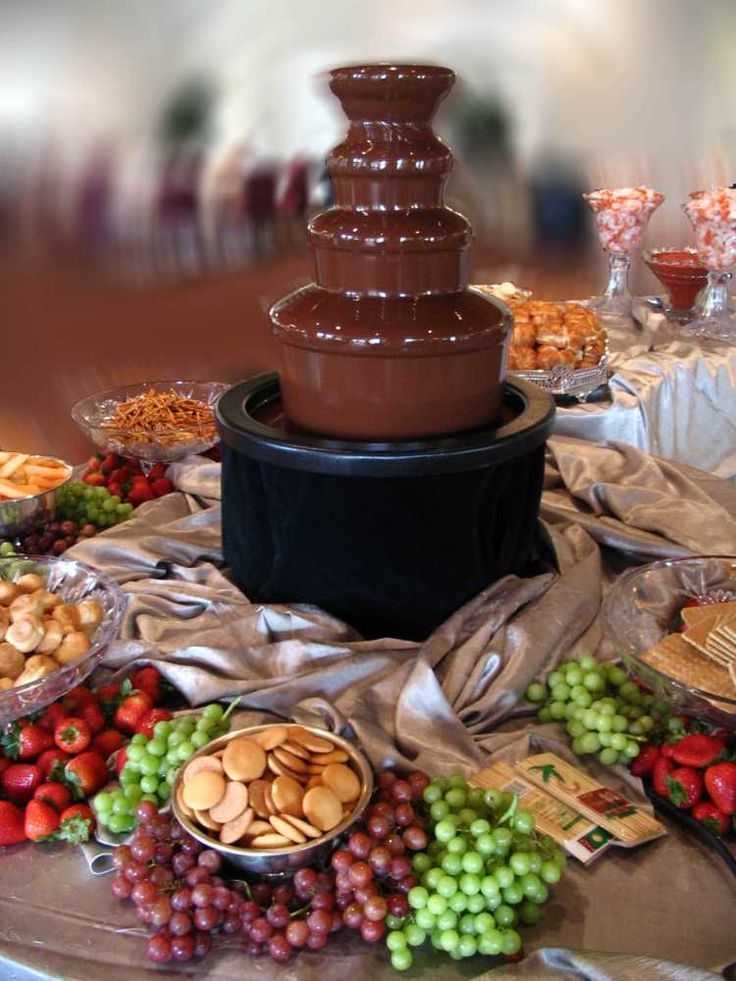 Шоколадный фонтан на свадьбу поможет удивить и порадовать гостей вкусным лакомством Как выбрать сладкую конструкцию где ее установить Расчет необходимого количества шоколада