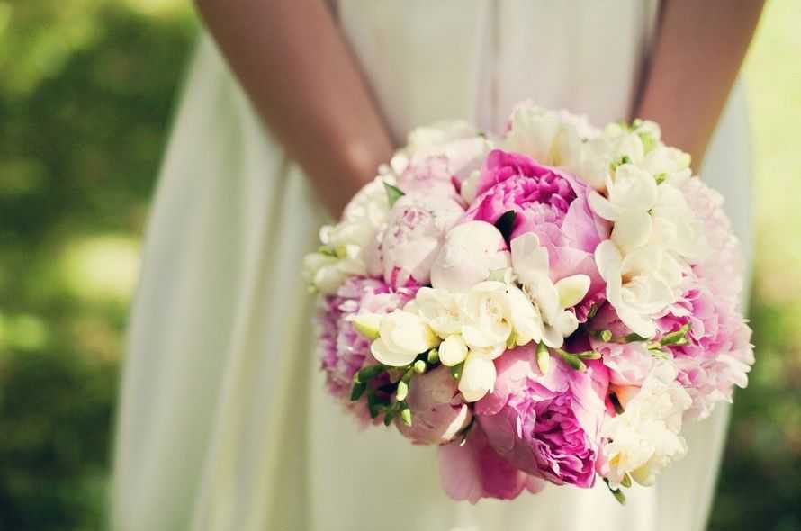 Букет невесты из розовых пионов: идеи для композиции