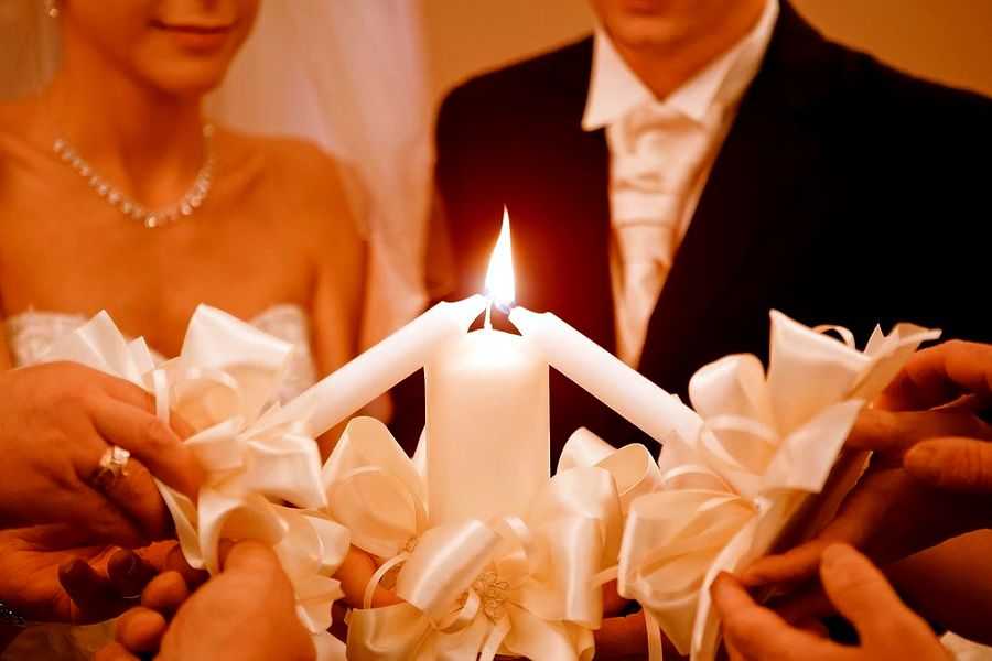 Семейный очаг на свадьбе: традиция передачи домашнего очага, как зажигают (сценарий), кто участвует, как провести обряд зажжения оригинально