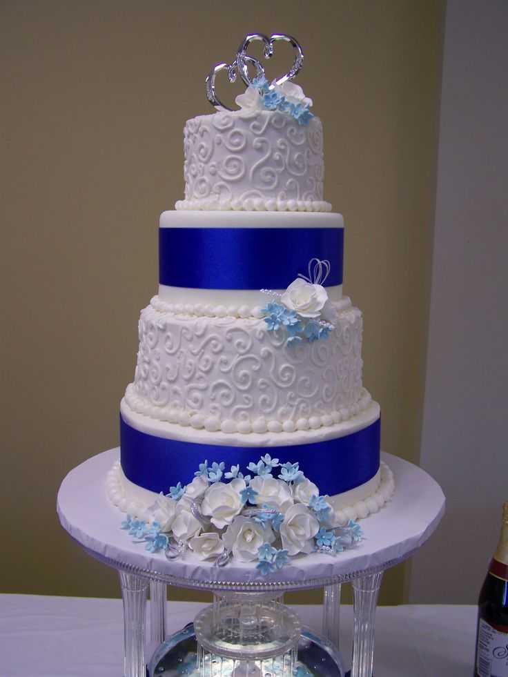 Свадебный торт в синем цвете в тренде [2021] с белыми тонами ? без мастики – фото