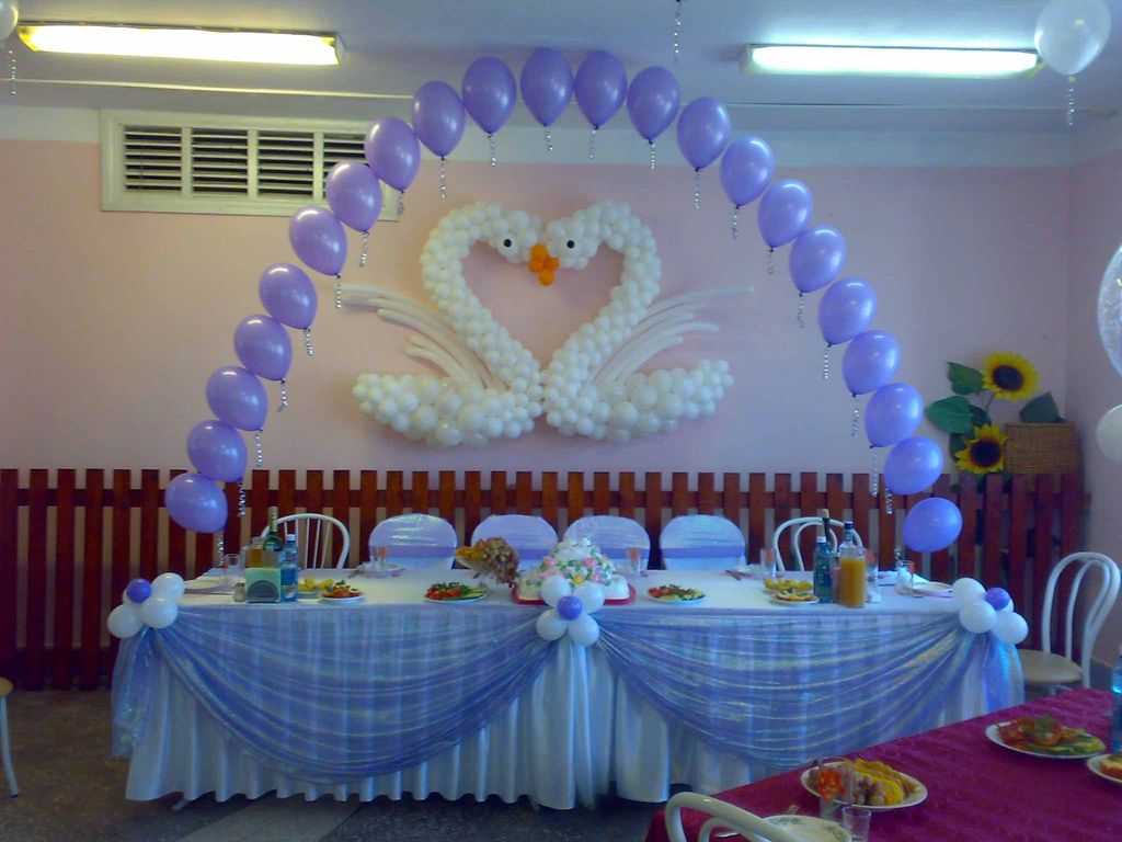 Украшение воздушными шарами зала на свадьбу: способы, советы и фото