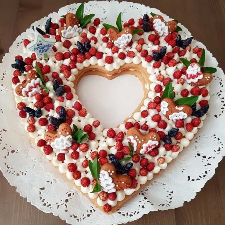 Свадебный торт в виде сердца: идеи оформления кремом, клубникой или розами