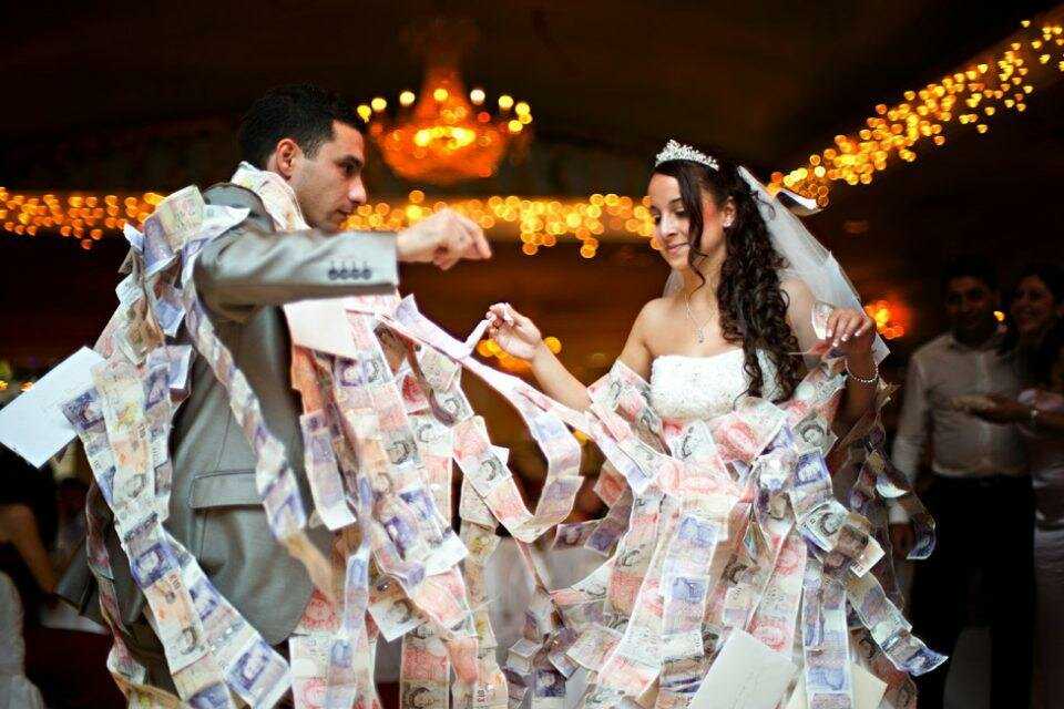 Золотой дождь: самые оригинальные денежные конкурсы на свадьбу для гостей и жениха