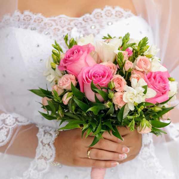 Поймала букет невесты: свадебные приметы. что с ним делать дальше и что это означает? через сколько можно выйти замуж?