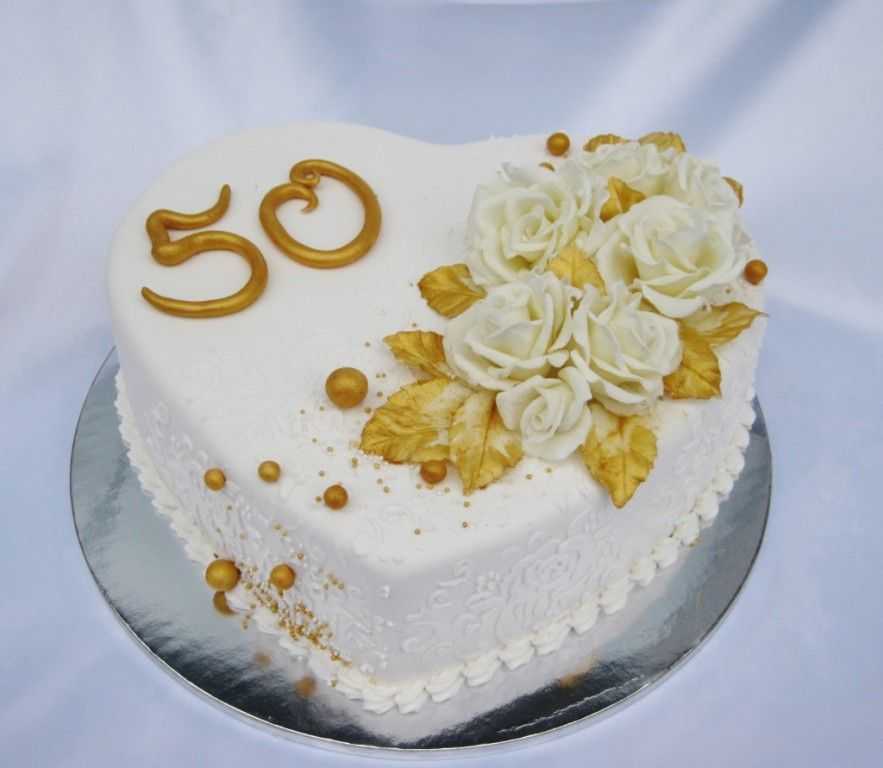 Кружевной свадебный торт смотрится восхитительно и подходит для многих тематических свадеб Узнайте как подобрать декор подобного десерта под стиль торжества а также как сделать кружева самостоятельно